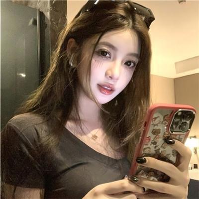 高墙、黑色与帅小伙